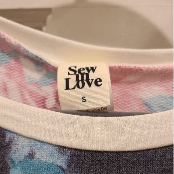 NWOT Sew in Love Flowy Top with Flowers Size Small - Picture 3 of 3